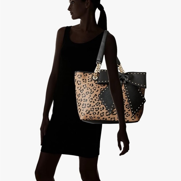 Closure type
Clamp
Outer material
Leather
Style
Tote Bag
Number of pockets
3 - Picture 6 of 9